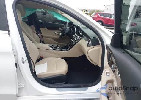 2016 Mercedes-Benz C 300 4Matic z USA, uszkodzony, nr VIN 55SWF4KB8GU108567